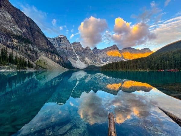 Sunrise reflection of the Valley of the Ten Peaks on Moraine Lake’s turquoise waters in Banff National Park, Canada.